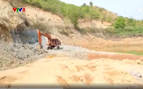 Đắk Nông: Khai thác đất trái phép diễn ra cả ngày lẫn đêm