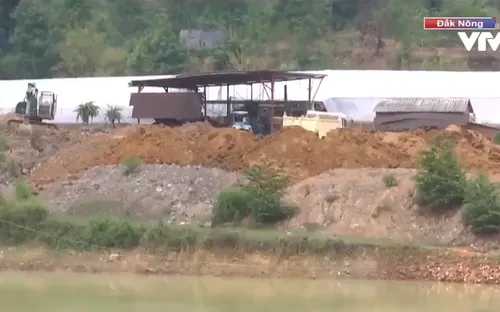 Tình trạng khai thác đất trái phép diễn ra ngang nhiên cả ngày lẫn đêm