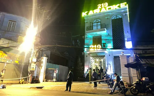 Đòi tiền khách hát, nam nhân viên quán karaoke bị đâm tử vong