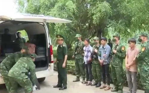 Bắt quả tang 6 đối tượng nước ngoài vận chuyển 121kg ma túy