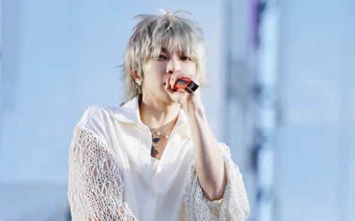 Nam ca sĩ hát từ 3h sáng, cùng biển người đón bình minh là ai?