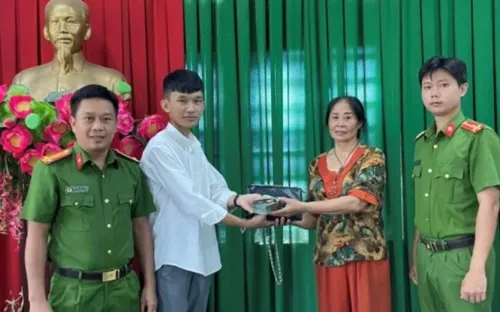 Nhân viên quán cà phê giao chiếc túi chứa hơn 200 triệu đồng cho công an