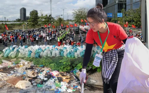 "Clean Up Việt Nam" thu gom hàng trăm tấn rác