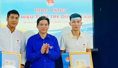 Trao huy hiệu "Tuổi trẻ dũng cảm" cho 3 đoàn viên cứu 5 học sinh bị đuối nước