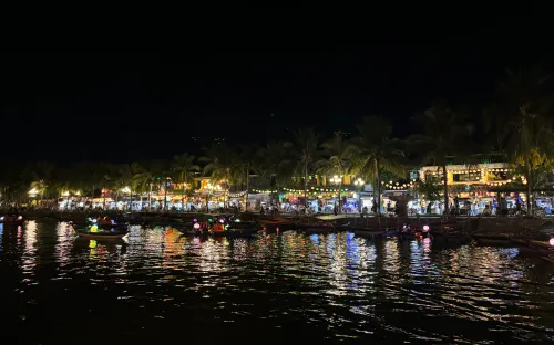 Phố cổ Hội An nhộn nhịp ngày hè