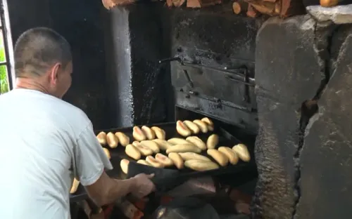 Trải nghiệm bánh mì nướng bằng lò than củi