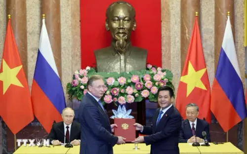 Chủ tịch nước Tô Lâm và Tổng thống Nga Vladimir Putin chứng kiến trao văn kiện hợp tác