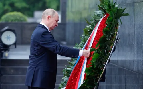 Tổng thống Nga Vladimir Putin vào Lăng viếng Chủ tịch Hồ Chí Minh
