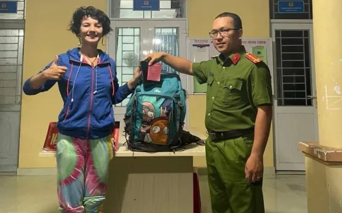 Công an xã hỗ trợ người nước ngoài tìm tài sản bị đánh rơi