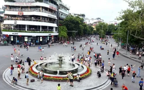 Hà Nội hướng tới hạn chế ô tô vào phố cổ