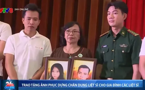 Trao tặng ảnh phục dựng chân dung Liệt sĩ cho các gia đình Liệt sĩ