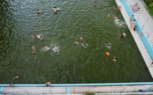 Hà Nội: Người dân góp tiền tỉ cải tạo ao làng thành bể bơi cho trẻ