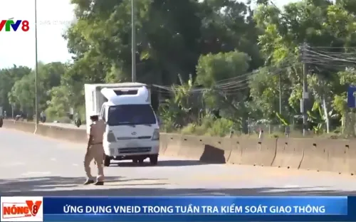 Ứng dụng VNeID trong tuần tra kiểm soát giao thông