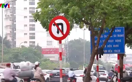 Người đi đường bối rối, vô tình vi phạm luật vì biển báo giao thông