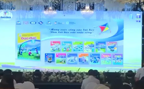 Tập huấn sử dụng sách giáo khoa và trao tặng sách thư viện