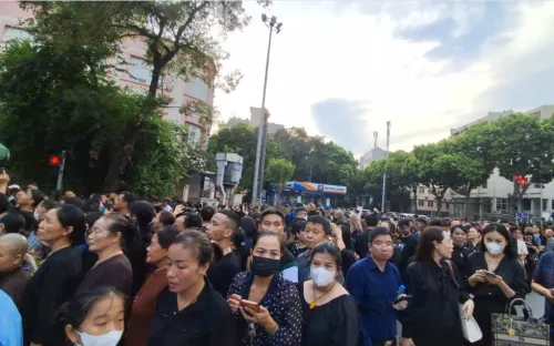 Nhiều người dân vượt hàng nghìn km, xếp hàng vào viếng Tổng Bí thư Nguyễn Phú Trọng