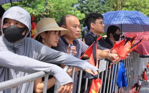 Dòng người đội nắng chờ tiễn đưa Tổng Bí thư Nguyễn Phú Trọng
