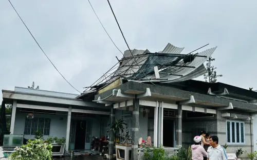 Bến Tre: Gần 90 nhà dân hư hỏng do dông lốc