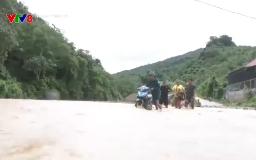 Nghệ An: Lũ dâng cao, giao thông miền núi chia cắt