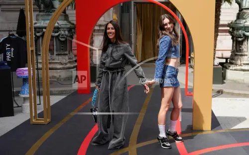 Nhiều nữ vận động viên trình diễn thời trang tại Paris