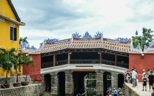 Trùng tu di tích:  Lạ là bị la