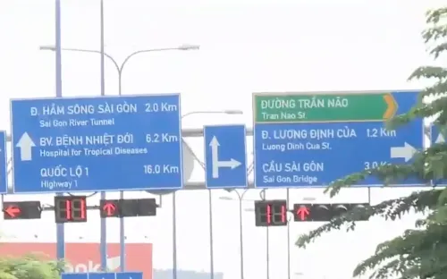 Người dân bối rối vì biển báo giao thông dày đặc