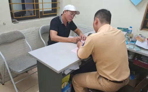 Phạt gần 6 triệu đồng tài xế xe khách húc đẩy cán bộ CSGT rồi tăng ga bỏ chạy