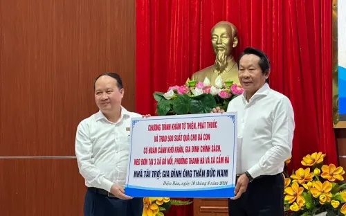 Khám bệnh và cấp phát thuốc miễn phí người dân ở Quảng Nam