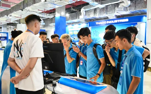 Trường Đại học CMC tặng laptop cho 100% tân sinh viên nhập học năm 2024