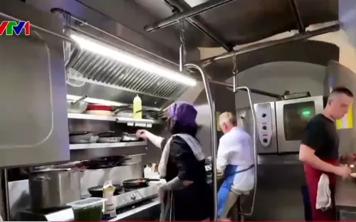 Đầu bếp khuyết tật “bay” trong bếp của mình