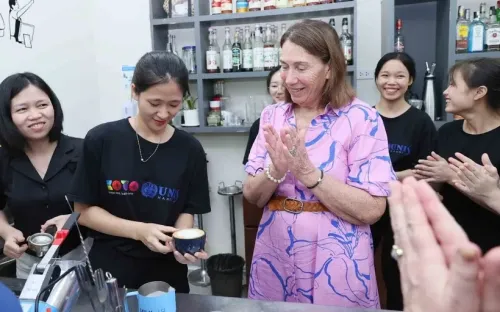 Chủ tịch Thượng viện Australia tham quan Trung tâm Đào tạo nghề nhân đạo KOTO