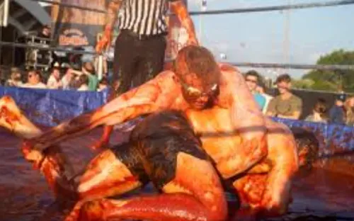 Độc lạ giải đấu vật trong nước xốt thịt nướng