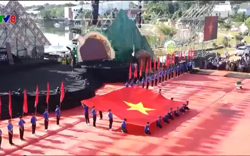 Lễ Chào cờ và đồng diễn trang phục các dân tộc ở Đắk Lắk