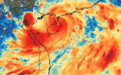 Bão số 3 vẫn mạnh cấp siêu bão khi đi sâu vào đảo Hải Nam (Trung Quốc)