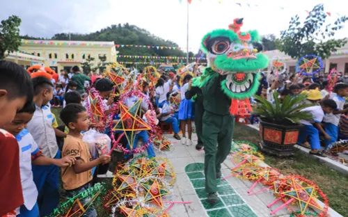 400 suất quà cùng 50 suất hỏng bổng cho học sinh vùng biên giới Tây Giang