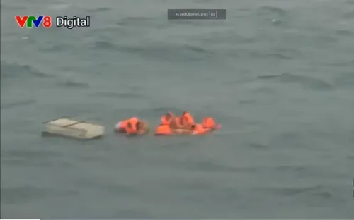 Tàu của Bộ Tư lệnh Vùng cảnh sát biển 2 cứu hộ thành công 8 thuyền viên tàu An Bình Phát 68 bị chìm ở Cù Lao Chàm