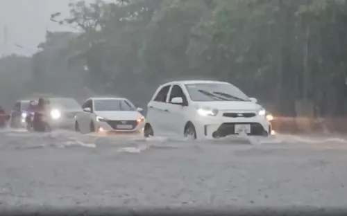 Nghệ An: Nhiều tuyến đường ngập sâu do mưa lớn kéo dài tại TP Vinh