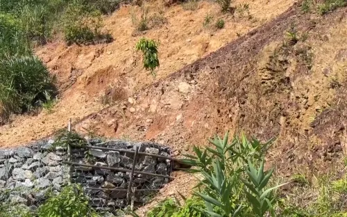 Nguy cơ sạt lở vùi lấp trường mầm non và nhà dân ở Quảng Ngãi