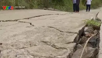 Xuất hiện vết nứt lớn trên sườn núi Ngọc Linh, Quảng Nam