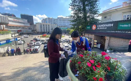 Học sinh ở Đà Lạt góp phần làm đẹp cho môi trường