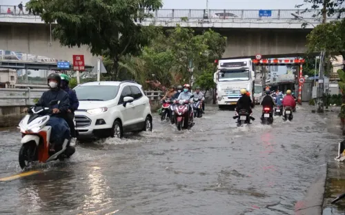 Triều cường ở Nam Bộ vượt báo động 3, nguy cơ ngập lụt nhiều nơi