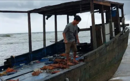 Phát hiện tàu hư hỏng, trôi dạt vào bờ biển Quảng Trị