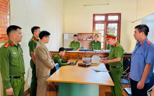 Nguyên hiệu trưởng ở Lào Cai bị bắt sau phản ánh của VTV về bữa ăn "mì tôm chan cơm"