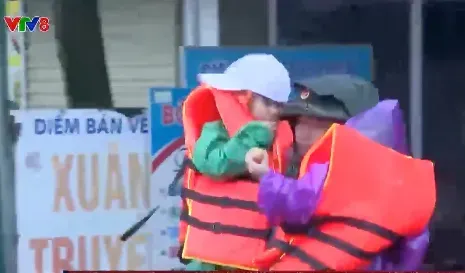 Quân khu 4 giúp dân vượt qua bão lũ