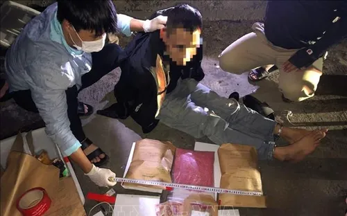 Bắt 2 đối tượng mang súng vận chuyển trên 15.400 viên ma tuý tổng hợp