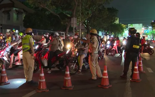 Dừng đỗ sai quy định nhưng giả vờ nổ máy khi thấy CSGT