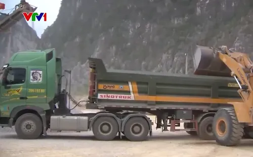 Bị yêu cầu cân tải trọng, tài xế nâng ben đổ bớt vật liệu trốn xử phạt