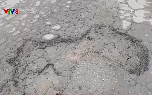 Mặt đường Quốc lộ14B hư hỏng hàng loạt, đe dọa an toàn giao thông