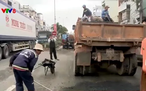 Khắc phục hư hỏng trên các tuyến quốc lộ qua Bình Định