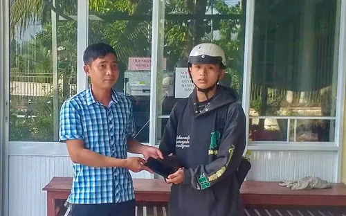 Cán bộ ấp nhặt được của rơi tìm trả lại người đánh mất